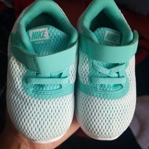 Toddler size 7c NIKE tennis shoes.